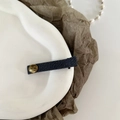 Dunkelblaue gepunktete Denim-Haarklammer mit goldenem Vintage-Metall-Emblem - Entenschnabel-Haarspange / Dunkelblau