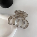 Detalle de pinza para el pelo de acetato con patrón de carey gris y logotipo dorado grabado - Gris Iridiscente
