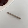 Fermaglio per capelli minimalista in metallo argento opaco per donna con design a becco - Corto Dritto