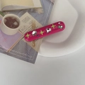 Pince à cheveux Y2K rose vif avec étoiles vertes et strass colorés sur fond élégant - Rose rouge