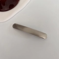 Fermaglio per capelli minimalista in metallo argento opaco con design curvo e finitura - Ellisse lunga