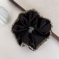 Elegante zwarte satijnen scrunchie met driekleurige gevlochten franjes voor het haar - Zwart