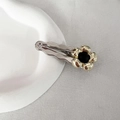 Dettaglio di un fermaglio per capelli argento con fiore dorato su ceramica bianca sagomata - Fermaglio per Capelli Floreale Oro