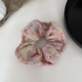 Primer plano del scrunchie de tweed rosa mostrando la textura tejida de los colores - 2# Coletero - Tweed Mixto