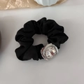 Dettaglio di elastico per capelli in raso nero con grande cristallo quadrato in argento - Tipo 2 Strass Quadrato