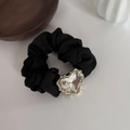 Dettaglio dell'elastico in raso nero con grande cristallo a cuore e cornice in metallo dorato - Tipo 3 Strass Cuore