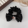 Dettaglio dell'elastico in raso nero con grande fiocco decorato con perla e pietre preziose - Tipo 4 Strass Fiocco