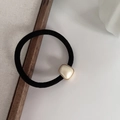 Détail de l'élastique noir avec perle crème et bordure dorée de style rétro - Carré