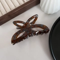Détail de la pince à cheveux papillon évidée avec texture écaille de tortue et bleu marbré - Marron Coloré