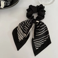 Chouchou élégant à nœud noir avec rubans rayés et boucle en métal doré faite à la main - Rayé Noir