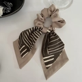Chouchou noeud en satin taupe avec motif à rayures et petite étiquette en métal - Rayures marron