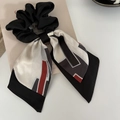Chouchou élégant en satin noir avec ruban à motif géométrique et boucle dorée - Géométrique Noir