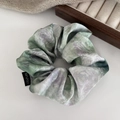 Détail du chouchou en satin à motif marbré avec détails de l'étiquette de lavage - 6# Vert Petit
