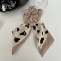 Elegante coletero de satén beige con lazo de manchas abstractas y etiqueta de metal - Café Floral