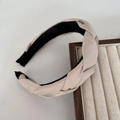 Dettaglio del cerchietto intrecciato in raso vintage con tessuto bicolore su supporto in legno - Bianco Sporco