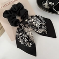 Chouchou élégant en satin noir avec ruban imprimé paisley et plaque logo dorée - Noir Paisley