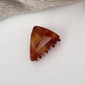 Vista macro detallada de la pinza de pelo triangular de resina ámbar con grabado francés - Ámbar Caramelo