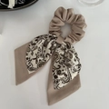 Chouchou en satin de style français avec ruban à motif cachemire kaki foncé - Paisley Café