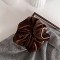 Franse vintage oversized fluwelen haarelastiek in donkerbruin met crèmekleurige bies - Middelgroot / Bruin