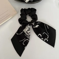 Chouchou en soie noire avec rubans pendants et motifs de lignes abstraites élégantes - Noir Lavis Floral