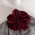 Detailopname van fluwelen scrunchie in bordeauxrood met witte contrasterende bies - Groot / Bordeauxrood