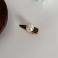 Fermaglio per capelli vintage con perla, smalto caffè e base in metallo dorato - Marrone