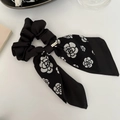 Chouchou élégant noir avec motif camélia blanc et étiquette métallique fait main - Camélia Noir