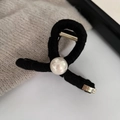 Dettaglio della molletta per capelli in maglia nera con perla bianca e molla in metallo - Nero