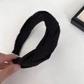 Vue détaillée du serre-tête tressé noir avec texture de tissu à carreaux fins - Noir