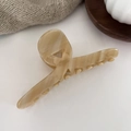 Detailaufnahme der großen Haarklammer aus Acetat mit beigem Marmormuster auf weißem Grund - Beige Kaffee Gestreift