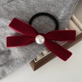 Elastico per capelli in velluto bordeaux con fiocco e perla su sfondo strutturato sfondo - Elastico per capelli / Elastico Fiocco Rosso (Con Perla Artificiale)