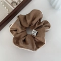 Coletero retro marrón con borde blanco y etiqueta vintage MC para mujeres - Coletero A Cuadros Café