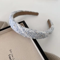 Dettaglio del tessuto tweed blu e bianco con fili metallici dorati scintillanti - 1# Cerchietto Bianco