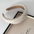 Detail van crème tweed haarband met gouden draden en zachte fluwelen voering - Gevoerde Hoofdband / Wit