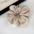 Detail van crème tweed scrunchie met Frans esthetisch boek en zachte verlichting - Scrunchie / Wit