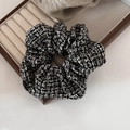 Détail d'un chouchou classique en tweed noir et blanc sur un plateau à bijoux premium - 3# Plaid Fin - Large