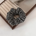 Gros plan d'un chouchou vintage en tweed à motif pied-de-poule noir et blanc élégant - 4# Plaid Fin - Petit