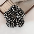 Gros plan sur un chouchou à motif pied-de-poule noir et blanc en laine épaisse - 1# Pied-de-poule - Large