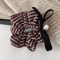 Elegante elastico in tweed con fiocco in raso nero e grande perla in vista a 45 gradi - 3# Scrunchie a Righe Rosse