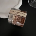 Elastische Haargummis in Erdtönen in einer Klarsichtdose mit Schraubverschluss - Wellen-Stil / Kaffeefarben