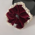 Elastico per capelli in velluto bordeaux con pizzo bianco e etichetta discreta - Borgogna