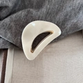 Primer plano detallado de pinza de pelo crema en forma de luna con detalles dorados - 1# Blanco Perla Concha
