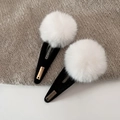 Dettaglio di fermagli per capelli con pompon di peluche e targhetta in metallo dorato - 1# Nero - Palla Bianca