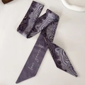 Foulard en soie violet avec motif marbré et broderie love yourself pour femmes - Rivière de Flammes