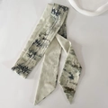 Vue détaillée d'un ruban en soie avec motifs traditionnels de grues et de bambous - Grue et Bambou de Jade
