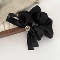 Elegante elastico per capelli in raso nero con fiocco e dettaglio rosa dorata - Nero