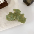 Detailopname van een groene marmeren acetaat haarclip met strikvorm en gouden veer - 3# Groen