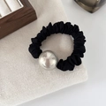Dettaglio dell'elastico in raso nero con una grande perla metallica argento lucido - Stile plissettato sfera di metallo nero / Nero