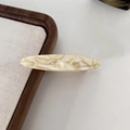 Vue détaillée d'une pince à cheveux en acétate avec texture marbrée et dorure - 2#Beige