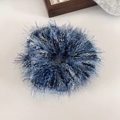 Dettaglio dell'elastico in peluche blu e bianco con morbida trama in filato piuma - Blu